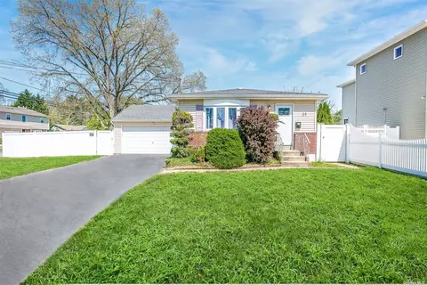 39 Colonial Rd, West Babylon, NY 11704
