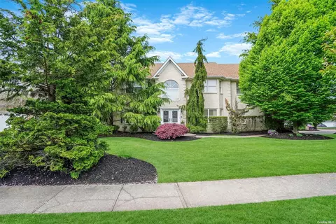 25 White Cliff Ln, Nesconset, NY 11767