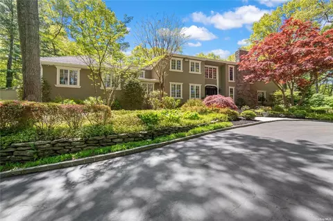 8 Sherwood Gate Gate, Oyster Bay, NY 11771