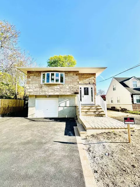 95 W 11th St, Huntington Station, NY 11746
