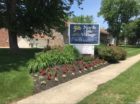 28 Kiowa Ct #28, Coram, NY 11727