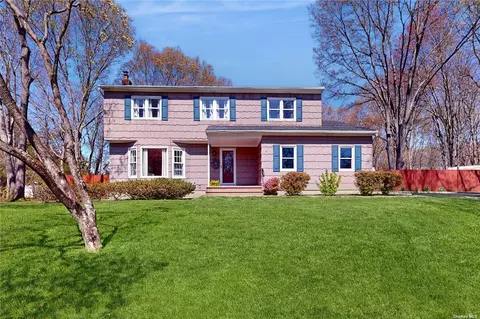 9 Colonial Ct, Miller Place, NY 11764