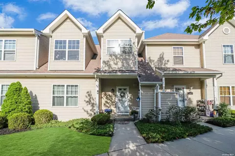 11 Daremy Cir #11, Medford, NY 11763