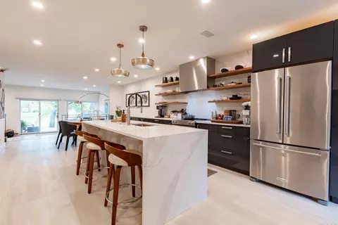 83 Southgate Cir #83, Massapequa Park, NY 11762