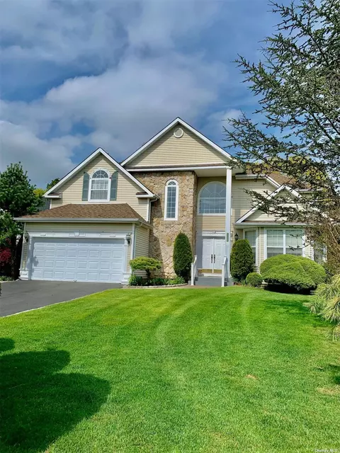 27 Summerfield Dr, Holtsville, NY 11742