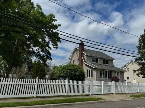30 Rave St, Hicksville, NY 11801