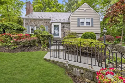 272 Nassau Ave, Manhasset, NY 11030