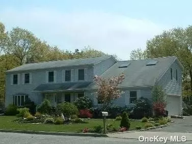 10 Ashland Ct, Holtsville, NY 11742