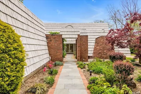90 Anchorage Rd, Hewlett Bay Park, NY 11557