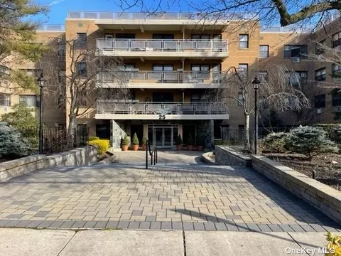25 Park Pl #2M, Great Neck, NY 11021