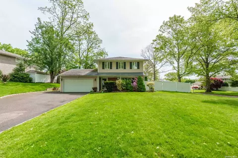 7 Pimlico Dr, Commack, NY 11725