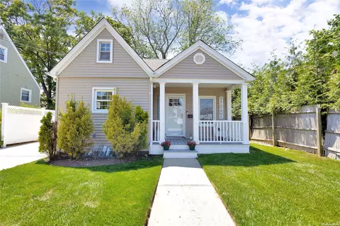 552 S Bayview Ave, Freeport, NY 11520