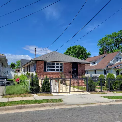 15 Midwood St, Hempstead, NY 11550