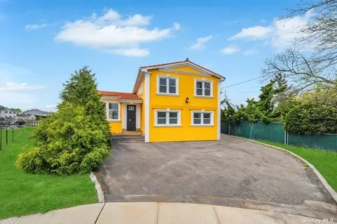 92 W 4th St, Freeport, NY 11520