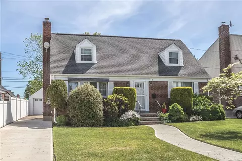 8 Carolyn Ave, Valley Stream, NY 11580