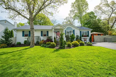 83 Campbell Ln, East Islip, NY 11730
