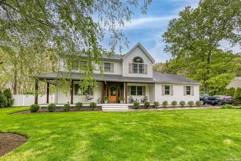121 N Woods Rd, Baiting Hollow, NY 11933