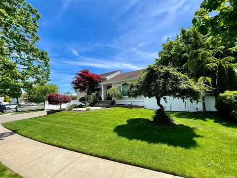 17 Hastings Rd, Massapequa, NY 11758