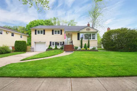 62 Pell Ter, Garden City, NY 11530