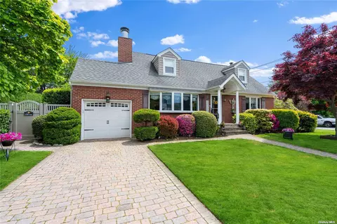 51 Pollok Pl, Hicksville, NY 11801