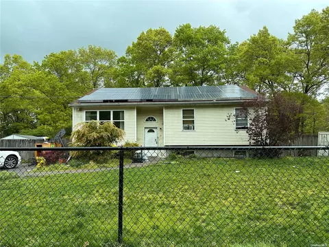 31 Beach Ln, Coram, NY 11727