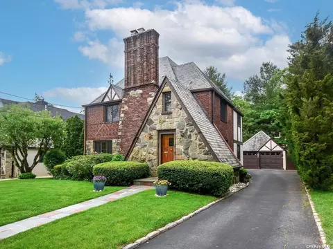 72 Gaynor Ave, Manhasset, NY 11030