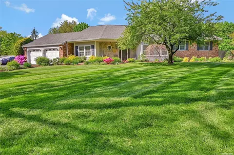 31 Carrol Ct, Greenlawn, NY 11740