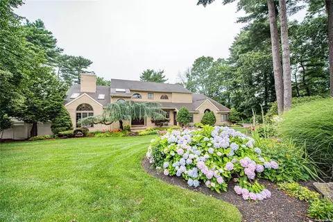 17 Greene Ct, Hauppauge, NY 11788
