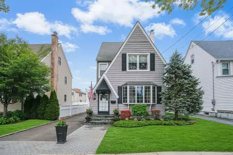 432 Wellington Rd, Mineola, NY 11501