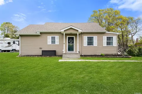 15 Chapel Ln, Patchogue, NY 11772