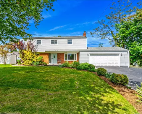 2 Eltona Pl, East Northport, NY 11731