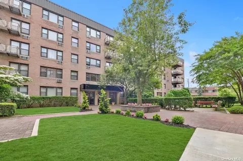 5 Birchwood Ct #1P, Mineola, NY 11501