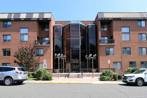 1 Ipswich Ave #116, Great Neck, NY 11021
