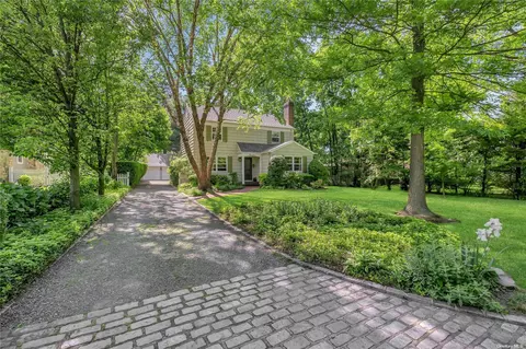 19 Middle Dr, Manhasset, NY 11030