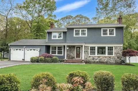 46 Cygnet Dr, Smithtown, NY 11787