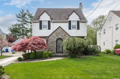 57 Murdock Rd, Lynbrook, NY 11563