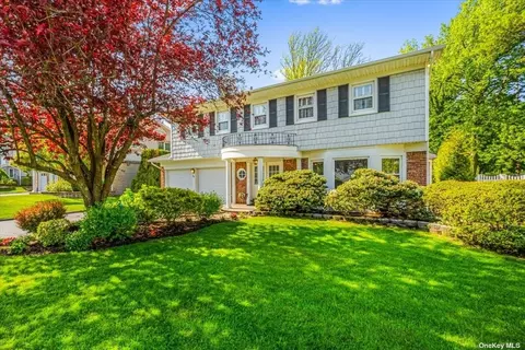 74 Knolls Dr N, Manhasset Hills, NY 11040