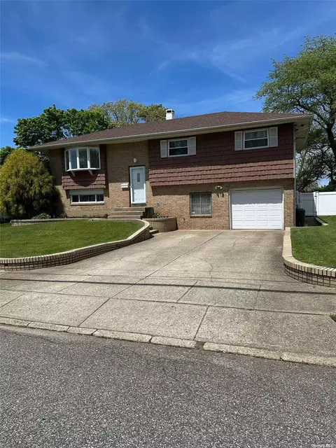 19 Headline Rd, Deer Park, NY 11729