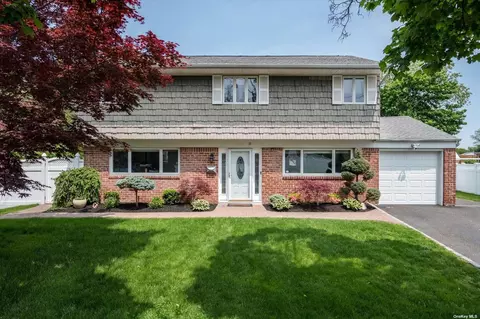 16 Byre Pl, Commack, NY 11725