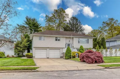 25 Lois Ln, Old Bethpage, NY 11804