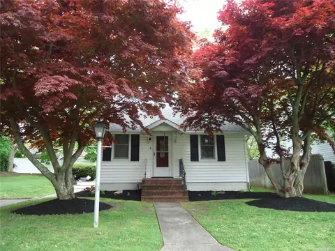 36 Lorring St, Patchogue, NY 11772