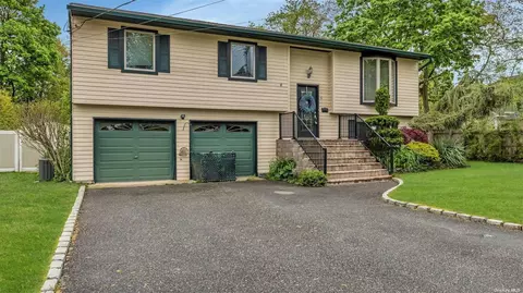 9 Marcia Pl, Sayville, NY 11782