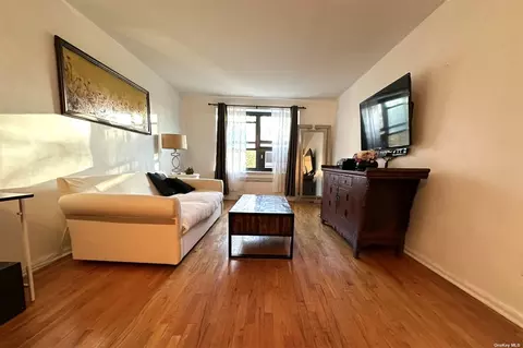 73-45 210th St #3B, Oakland Gardens, NY 11364