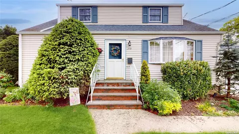 210 Lilac Pl, Massapequa Park, NY 11762