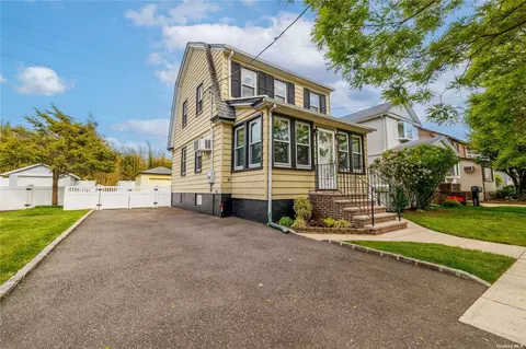 97 Cochran Pl, Valley Stream, NY 11581