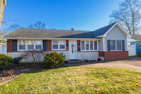 86 Baltimore Ave, Massapequa, NY 11758