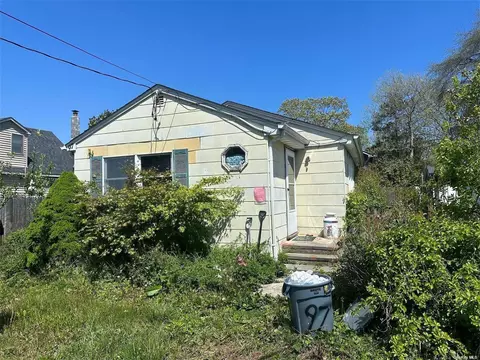 97 Lynbrook Dr, Mastic Beach, NY 11951