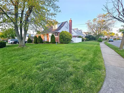 88 Birchwood Dr, Valley Stream, NY 11580