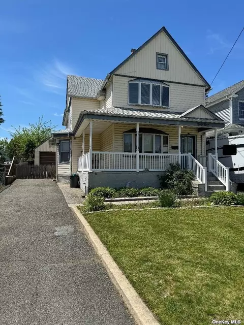 49 Pacific Ave, Franklin Square, NY 11010
