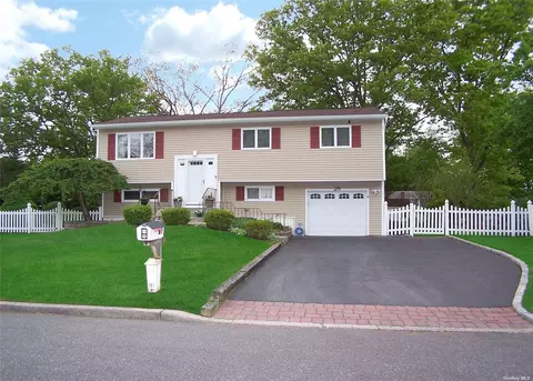 28 Fiesta Dr, Centereach, NY 11720